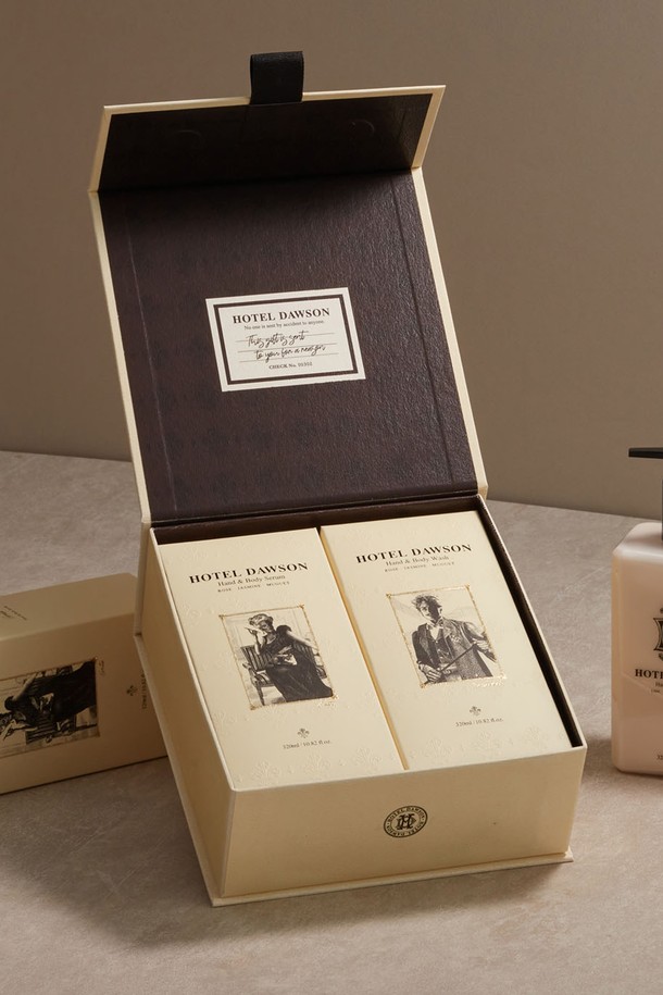 호텔도슨 시즌 기프트 바디워시+바디로션 2종 선물세트는 보습과 세정에 효과적인 바디케어 세트입니다. "Light Floral", "Green Citrus", "Smoky Bourbon" 세 가지 향으로 구성되어 있으며, 각 향은 베르가못, 자스민, 머스크 등의 다채로운 향료 조합을 통해 특별한 경험을 선사합니다. 샤워 후 또는 목욕 후, 바디로션을 전신에 부드럽게 발라 촉촉함을 더하고, 바디워시로 부드럽게 세정하여 산뜻함을 느껴보세요. 선물용으로 적합하도록 기프트박스, 쇼핑백, 포장키트가 함께 제공되어 더욱 특별한 가치를 더합니다.
