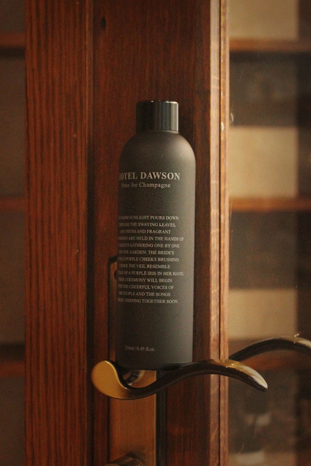 호텔도슨 고급 실내 디퓨저 리필 250ml는 은은한 향으로 공간을 채워주는 디퓨저 리필액입니다. "웰컴 투 더 플레저돔 (머스키 스위트)", "삭 드 보야지 (스모키 버번)", "더 시크릿 세션 (라이트 플로럴)", "룸 넘버 792 (그린 시트러스)", "프레스 포 샴페인 (파우더리 딜라이트)", "자르뎅 미드나잇 (아로마틱 우드)"의 6가지 매력적인 향을 선택할 수 있습니다. 각 향마다 블랙 체리, 플럼, 위스키, 베르가못, 라임, 파인 등의 탑 노트를 시작으로 바닐라, 샌달우드, 머스크, 엠버그리스 등의 베이스 노트로 마무리됩니다. 고급스러운 원통형 용기에 담겨 있으며, 미니 깔때기가 함께 제공되어 간편하게 리필할 수 있습니다. 실내 방향, 홈데코, 선물용으로 모두 적합합니다.
