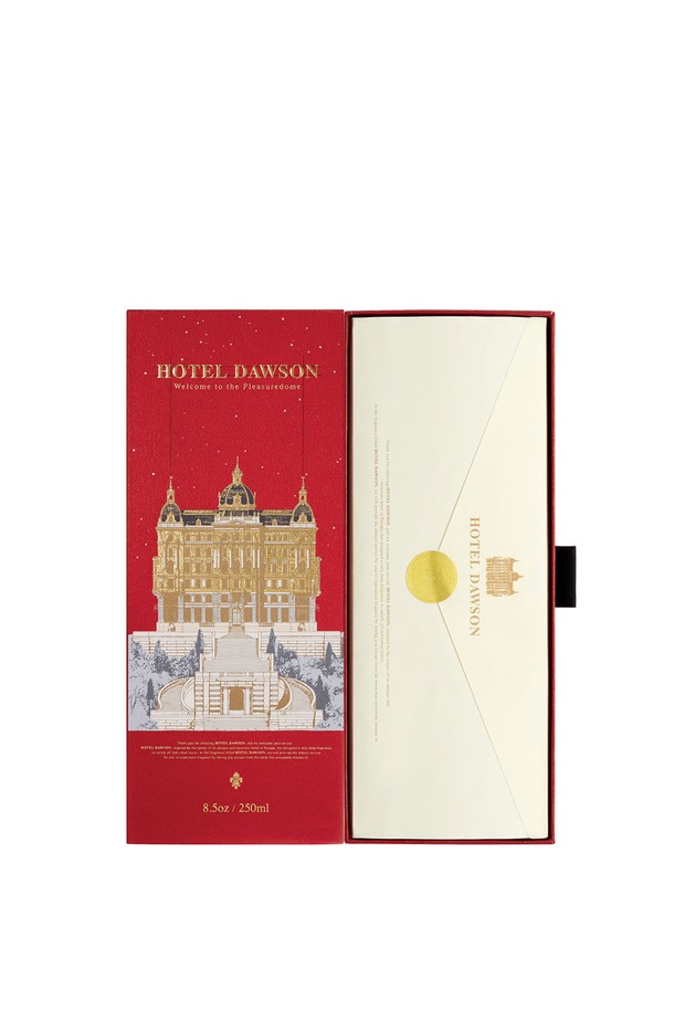 호텔도슨 디퓨저 듀오세트는 본품과 리필 용액으로 구성되어 더욱 풍성하게 향을 즐길 수 있습니다. 'Welcome to the Pleasuredome', 'Sac de Voyage', 'The Secret Session', 'Room No.792', 'Press for Champagne', 'Jardin Midnight' 등 6가지 매력적인 향으로 공간을 채워보세요. 유리와 섬유 소재로 제작되었으며, 에탄올, 디프로필렌글리콜, 향료를 사용하여 은은하고 지속적인 발향을 선사합니다. 리드 스틱을 꽂아 24시간 후 사용하며, 스틱 개수로 향의 강도를 조절할 수 있습니다. 쇼핑백과 바디사쉐 6종을 함께 증정하여 더욱 특별한 구성을 경험해보세요. 사용 시 직사광선, 고온, 화기를 피하고, 어린이와 반려동물의 접근에 주의하며 환기를 잊지 마세요.
