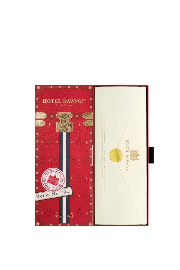 호텔도슨 디퓨저 듀오세트 본품+리필은 실내 공간에 은은한 향기를 선사하는 디퓨저 세트입니다. 고급스러운 유리 용기에 담긴 디퓨저 본품(250ml)과 리필 용액으로 구성되어 있으며, 'Welcome to the Pleasuredome', 'Sac de Voyage', 'The Secret Session', 'Room No.792', 'Press for Champagne', 'Jardin Midnight' 등 6가지 다채로운 향을 즐길 수 있습니다. 리드스틱 5개, 코스터, 쇼핑백, 선물 포장 키트가 함께 제공되어 특별한 날 선물용으로도 좋습니다. 바디사쉐 6종을 증정하여 더욱 풍성한 구성을 자랑합니다.
