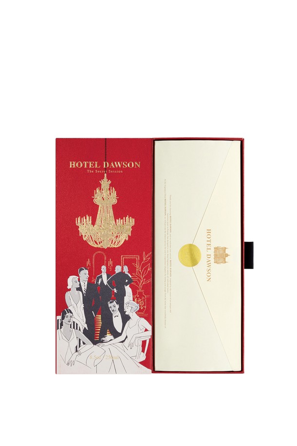 호텔도슨 디퓨저 듀오세트는 은은한 향기로 공간을 채워주는 디퓨저 본품과 리필 세트입니다. 250ml 용량으로 792시간 이상 블렌딩된 풍부한 향을 즐길 수 있습니다. 안전 확인(HB19-12-0619)을 받은 제품으로, 에탄올, 디프로필렌글라이콜, 향료를 주요 소재로 사용했습니다. 파이버 소재의 리드스틱 45개를 함께 제공하며, 리드스틱 삽입 후 24시간 뒤 뒤집고, 주 2회 뒤집어 향의 강도를 조절할 수 있습니다. 선물용 쇼핑백과 바디사쉐 6종을 증정하여 더욱 풍성하게 구성했습니다. (알레르기 유발 성분: 쿠마린, 벤질벤조에이트, 유제놀, 리날룰, 리모넨 외 7종).
