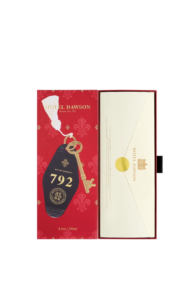 호텔도슨 디퓨저 듀오세트 본품+리필 세트는 공간에 특별한 향기를 선사합니다. 250ml 용량의 본품과 리필 구성으로, 'Welcome to the Pleasuredome', 'Sac de Voyage' 등 6가지 매력적인 향을 즐길 수 있습니다. 4x247mm 크기의 리드 스틱 45개와 쇼핑백, 바디사쉐 6종이 함께 제공됩니다. 리드 스틱을 꽂아 향을 내는 방식으로, 스틱 개수를 조절하여 향의 강도를 조절할 수 있습니다. 가구 및 의류에 닿지 않도록 주의하고, 평평한 곳에 설치하여 사용하십시오.
