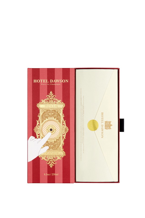 호텔도슨 디퓨저 듀오세트는 본품과 리필, 쇼핑백, 바디사쉐 6종으로 구성되어 은은한 향기를 선사합니다. 250ml 용량으로, "Welcome to the Pleasuredome", "Sac de Voyage" 등 6가지 다채로운 향을 즐길 수 있습니다. 리드스틱을 꽂아 24시간 후 사용하며 스틱 개수로 향의 강도를 조절할 수 있습니다. 45개의 리드스틱이 포함되어 있으며, 리필 사용 시 동일 향으로 사용해야 합니다. 어린이 및 반려동물, 직사광선과 고온, 가구 및 의류와의 접촉에 주의하여 사용하세요.
