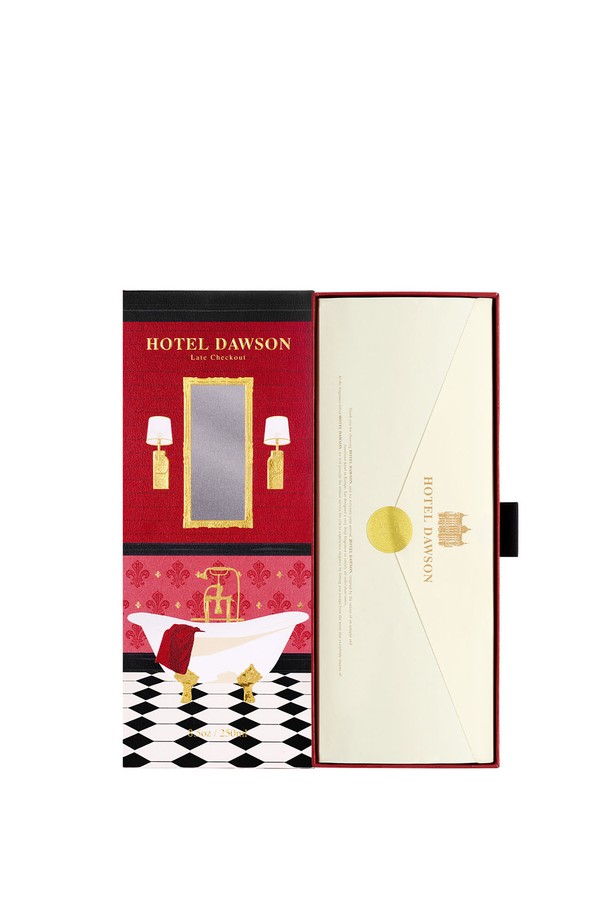 호텔도슨 디퓨저 듀오세트 본품+리필 세트입니다. 은은한 향으로 공간을 채워줄 이 세트는 각 250ml 용량의 본품과 리필, 그리고 45개의 리드 스틱으로 구성되어 있습니다. Welcome to the Pleasuredome, Sac de Voyage, The Secret Session, Room No.792, Press for Champagne, Jardin Midnight 등 6가지 다채로운 향 중에서 선택 가능합니다. 쇼핑백과 바디사쉐 6종을 증정하여 더욱 풍성하게 즐길 수 있습니다. HB19-12-0619 인증을 받은 안전한 제품으로, 주 2회 리드스틱을 뒤집어 더욱 오래 향을 음미하세요.
