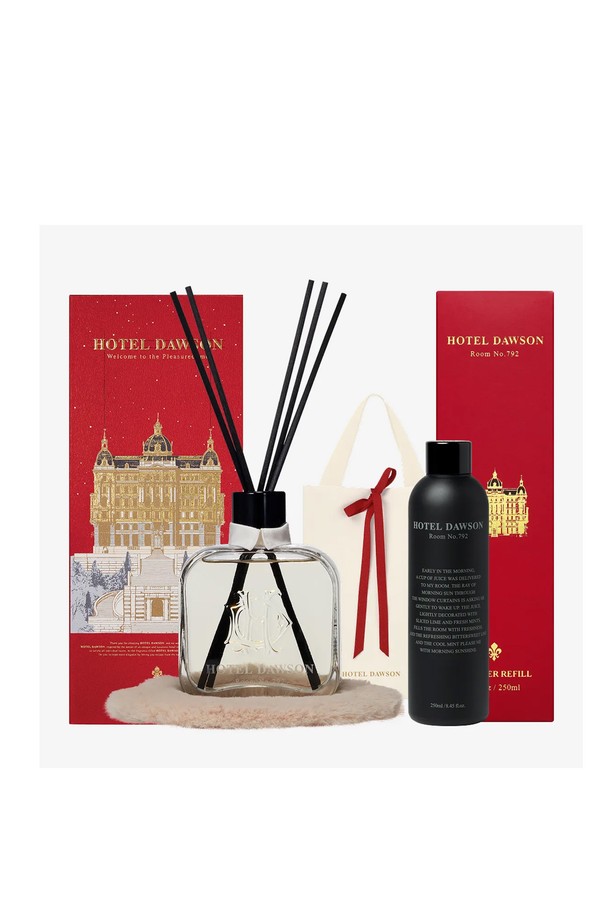 호텔도슨 디퓨저 듀오세트는 은은한 향기로 공간을 채워주는 디퓨저 본품과 리필 세트입니다. 250ml 용량으로 792시간 이상 블렌딩된 풍부한 향을 즐길 수 있습니다. 안전 확인(HB19-12-0619)을 받은 제품으로, 에탄올, 디프로필렌글라이콜, 향료를 주요 소재로 사용했습니다. 파이버 소재의 리드스틱 45개를 함께 제공하며, 리드스틱 삽입 후 24시간 뒤 뒤집고, 주 2회 뒤집어 향의 강도를 조절할 수 있습니다. 선물용 쇼핑백과 바디사쉐 6종을 증정하여 더욱 풍성하게 구성했습니다. (알레르기 유발 성분: 쿠마린, 벤질벤조에이트, 유제놀, 리날룰, 리모넨 외 7종).
