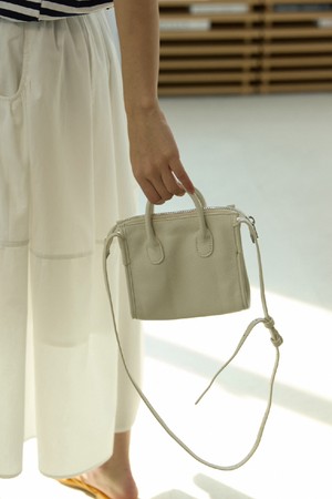 Handle strap leather bag
