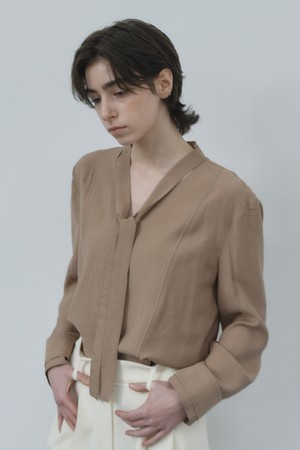 With v-neck tie blouse(Brown)