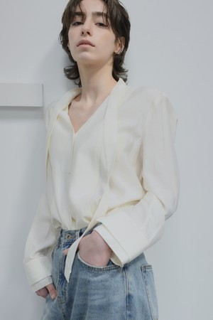 With v-neck tie blouse(Cream)