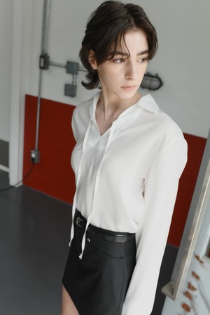 Nia v-neck ribbon blouse(White)