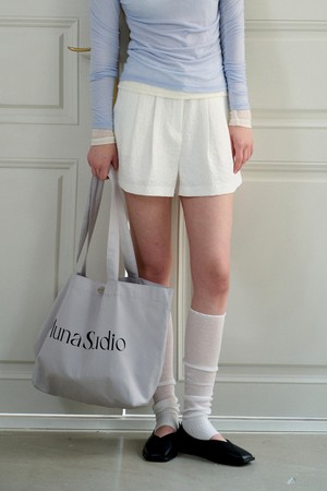 Flower Two-tuck Shorts 플라워 투턱 숏 팬츠 (White)