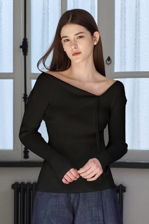 어시메트릭 넥 니트_블랙