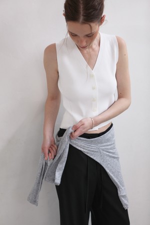 VISCOSE V-NECK KNIT VEST (WHITE)