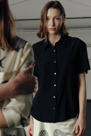 SILK SHORT SLEEVE SOLID BLOUSE [BLACK]