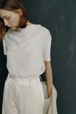 SILK COWL-NECK TOP [WHITE]