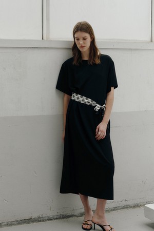 SILK LOOSEFIT BELTED DRESS [BLACK]