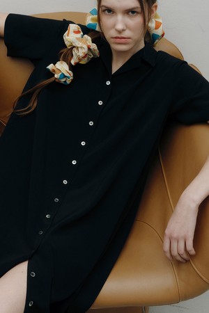 SILK LOOSEFIT V-NECK SHIRT DRESS [BLACK]