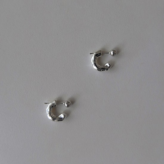 bumpy curve mini earring - silver