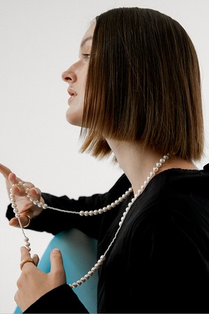 fullbody long pearl necklace