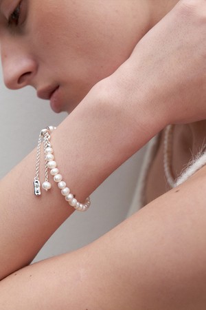 flexible pearl bracelet