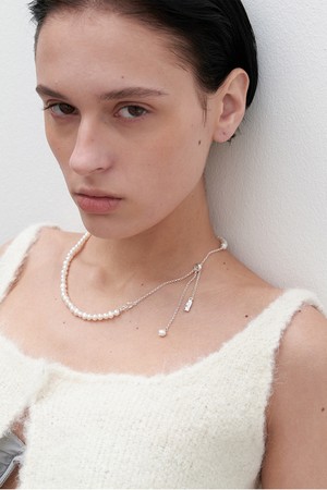 flexible pearl necklace