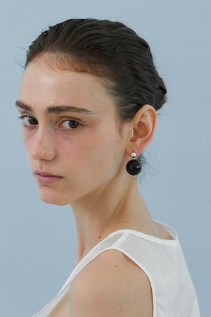 onyx bold earring