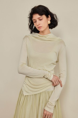 YY_Slanted slit swing neck top