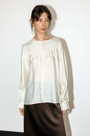 WD_Gathered round neck blouse