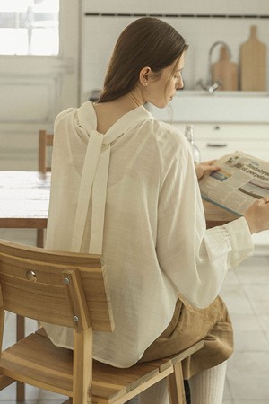 Back ribbon blouse