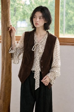 LS_Layered v-neck corduroy vest