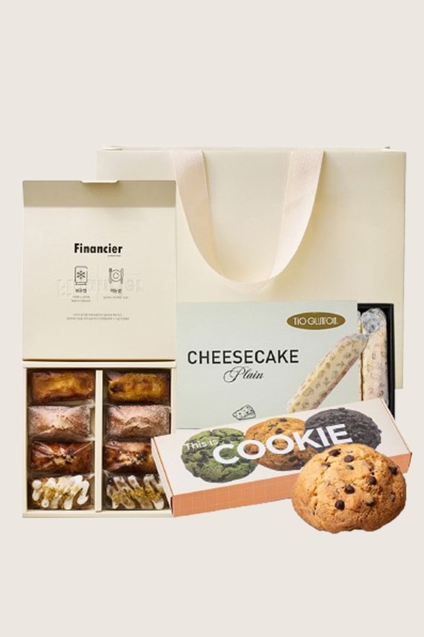 [sweet meal] 스위트밀 디저트 선물세트는 치즈케이크 10입, 휘낭시에 8입, 르뱅쿠키 3입, 그리고 선물용 쇼핑백으로 구성되어 있습니다. 치즈케이크는 플레인, 블루베리, 모카, 그린티 4가지 맛으로, 휘낭시에는 플레인, 얼그레이 레몬, 츄러스, 크렘브륄레, 솔티드 카라멜 5가지 맛으로 다채롭게 즐길 수 있습니다. 무인공색소, 무보존료, 개별포장, HACCP 인증을 받은 프리미엄 원료로 만들어져 더욱 안심하고 드실 수 있으며, 냉동 보관 후 자연 해동하여 간편하게 즐길 수 있습니다. 선물용으로 좋으며, 아침 식사, 간식, 특별한 날에 곁들이기 좋습니다. 알레르기 정보: 계란, 우유, 대두, 밀. 3중 포장으로 안전하게 배송됩니다.
