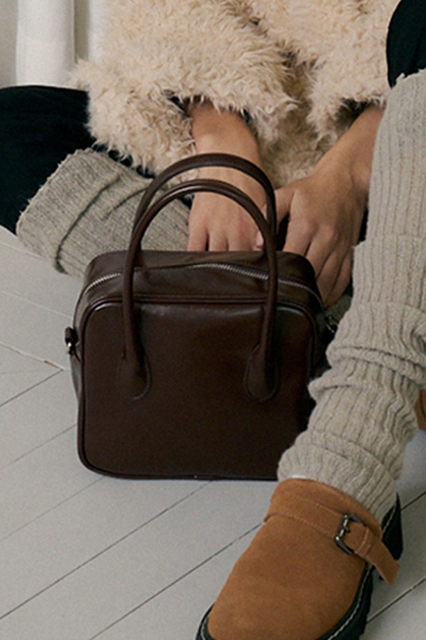 세련된 디자인의 Square 벤토 백 브라운입니다. 여성 고객을 위해 제작되었으며, 폴리우레탄 소재로 제작되어 내구성이 뛰어납니다. 스몰 및 미디엄 사이즈로 제공되어, 데이트룩, 모임룩, 출근룩 등 다양한 TPO에 활용 가능합니다. 무지 패턴의 클래식, 미니멀, 캐주얼 스타일을 연출하기 좋으며, 토트백, 크로스백, 숄더백으로 활용 가능한 멀티백입니다. 스트랩 탈부착 및 지퍼형 잠금 방식으로 실용성을 더했습니다.
