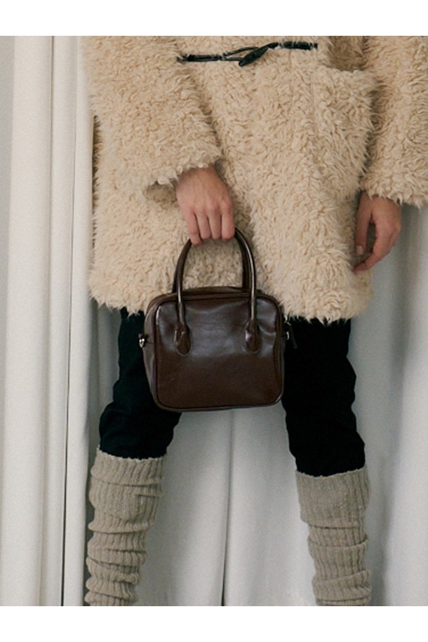 세련된 디자인의 Square 벤토 백 브라운입니다. 여성 고객을 위해 제작되었으며, 폴리우레탄 소재로 제작되어 내구성이 뛰어납니다. 스몰 및 미디엄 사이즈로 제공되어, 데이트룩, 모임룩, 출근룩 등 다양한 TPO에 활용 가능합니다. 무지 패턴의 클래식, 미니멀, 캐주얼 스타일을 연출하기 좋으며, 토트백, 크로스백, 숄더백으로 활용 가능한 멀티백입니다. 스트랩 탈부착 및 지퍼형 잠금 방식으로 실용성을 더했습니다.
