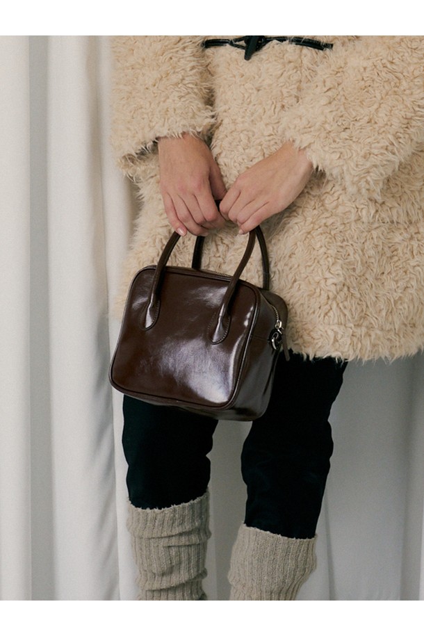 세련된 디자인의 Square 벤토 백 브라운입니다. 여성 고객을 위해 제작되었으며, 폴리우레탄 소재로 제작되어 내구성이 뛰어납니다. 스몰 및 미디엄 사이즈로 제공되어, 데이트룩, 모임룩, 출근룩 등 다양한 TPO에 활용 가능합니다. 무지 패턴의 클래식, 미니멀, 캐주얼 스타일을 연출하기 좋으며, 토트백, 크로스백, 숄더백으로 활용 가능한 멀티백입니다. 스트랩 탈부착 및 지퍼형 잠금 방식으로 실용성을 더했습니다.
