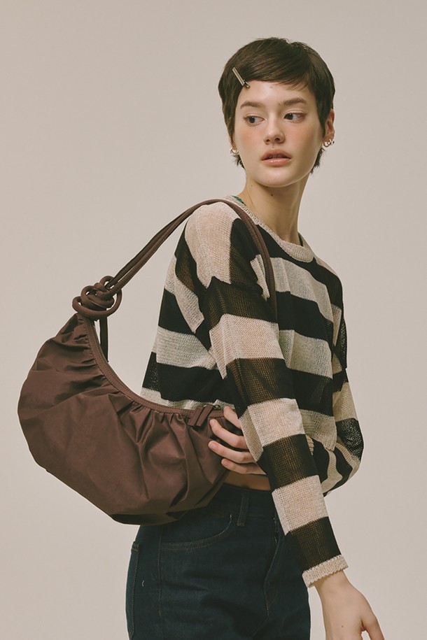 Halfmoon hobo bag(하프문 호보백) 브라운 색상입니다. 나일론과 폴리에스테르 혼방 소재로 제작되었으며, 미디엄 사이즈로 넉넉한 수납공간을 제공합니다. 스트랩 길이 조절이 가능하여 다양한 스타일 연출이 가능하며, 방수 기능으로 실용성을 더했습니다. 데이트룩, 쇼핑룩 등 TPO에 맞춰 캐주얼, 미니멀, 클래식 스타일을 연출하기 좋습니다. 6개월 품질 보증과 더스트백을 포함하여 제공됩니다.
