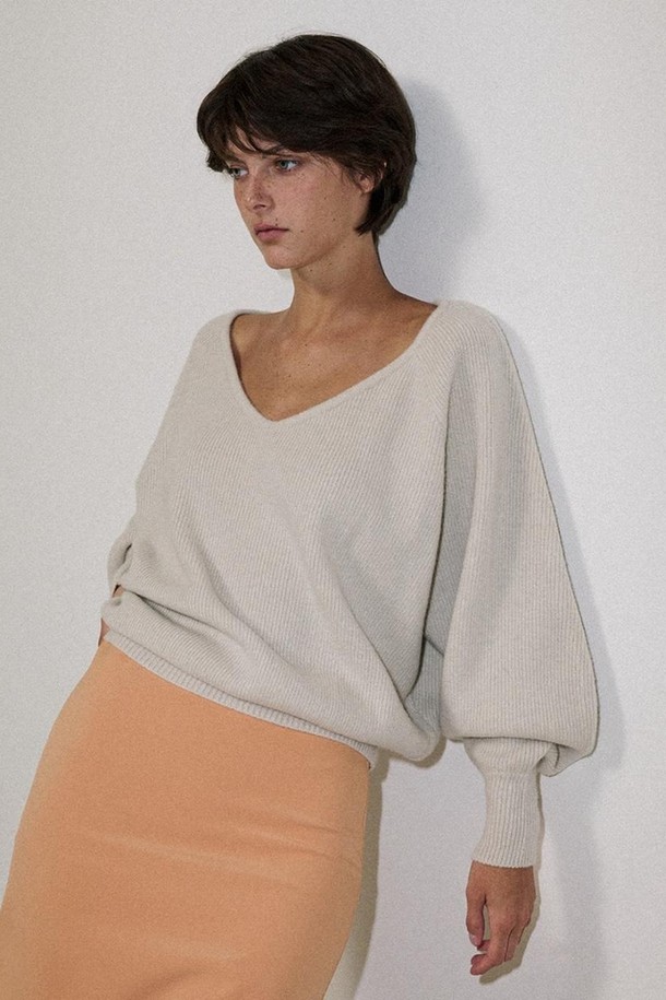 NONMUTE - 스웨터 - Ballon v-neck knit Light beige