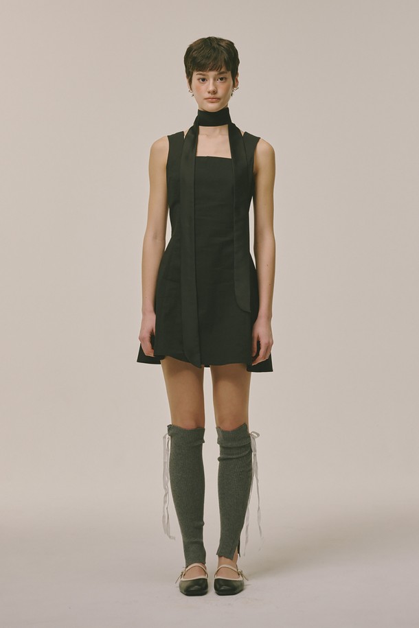 세련된 스퀘어넥 미니 원피스 블랙입니다. 면, 나일론, 폴리우레탄 혼방 소재로 제작되어 부드러우면서도 약간 거친 촉감을 선사하며, 얇은 두께감으로 시원하게 착용 가능합니다. A라인 핏과 미니 기장으로 다리가 길어 보이는 효과를 주며, 민소매 디자인이 시원함을 더합니다. 신축성이 약간 있어 편안한 착용감을 제공하며, 비침 걱정 없이 데이트룩, 카페룩, 겨울 데일리룩 등 다양한 TPO에 맞춰 미니멀하고 클래식한 스타일을 연출할 수 있습니다. 무지 디자인으로 어떤 아이템과도 쉽게 매치하여 베이직한 스타일을 완성해보세요.
