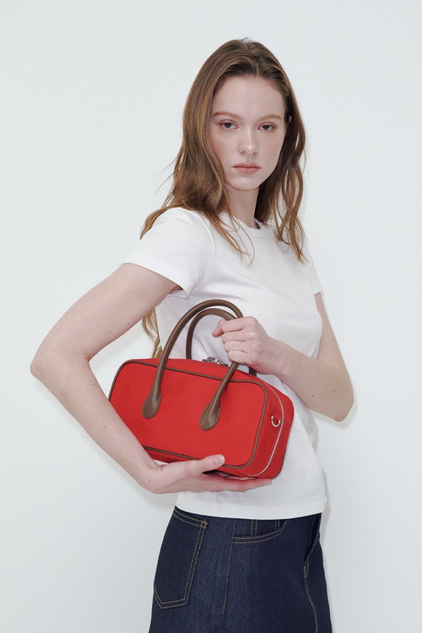 "바게트 벤토 백"은 세련된 여성들을 위한 미디엄 사이즈의 사각 벤토 백입니다. 레드와 브라운의 투톤 컬러 배색이 돋보이며, 무지 디자인으로 어떤 스타일에도 잘 어울립니다. 클래식, 미니멀, 시크 스타일을 추구하는 분들께 데이트룩, 모임룩, 오피스룩 등 다양한 TPO에 활용 가능합니다. 지퍼형 잠금 방식으로 내용물을 안전하게 보호하며, 바게트 스타일의 탑핸들 디자인으로 세련된 포인트를 더했습니다.
