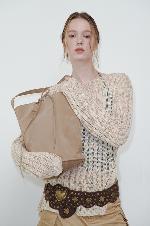 모카 무스 컬러의 버킷백입니다. 폴리우레탄과 폴리에스터 소재로 제작되었으며, 미디엄 사이즈로 데이트룩, 쇼핑룩, 카페룩 등 다양한 TPO에 활용하기 좋습니다. 미니멀, 클래식, 캐주얼 스타일을 연출하기에 좋으며, 무지 디자인으로 심플함을 더했습니다. 조임용 끈으로 간편하게 여닫을 수 있으며, 78cm 길이의 스트랩과 금속 부자재, 방수 기능 및 더스트백을 포함하여 실용성을 높였습니다.
