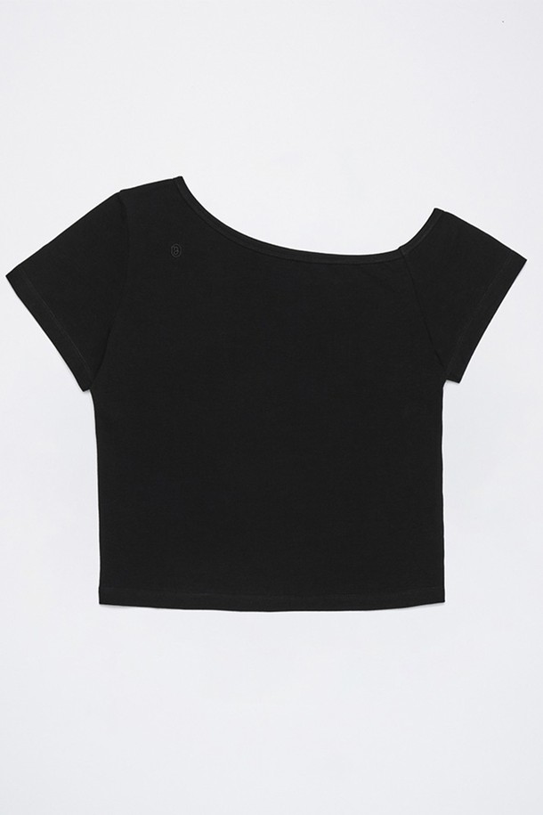 오프 숄더 디자인의 블랙 크롭 탑입니다. 면 95%, 스판덱스 5% 혼방 소재로 제작되어 부드러운 촉감과 적당한 신축성을 선사합니다. 슬림핏으로 여성스러운 실루엣을 연출하며, 봄, 여름, 가을, 겨울 사계절 내내 활용 가능합니다. 데이트룩, 카페룩, 모임룩 등 다양한 TPO에 매치하여 미니멀, 클래식, 캐주얼 스타일을 완성해보세요. 약간의 비침이 있을 수 있습니다.
