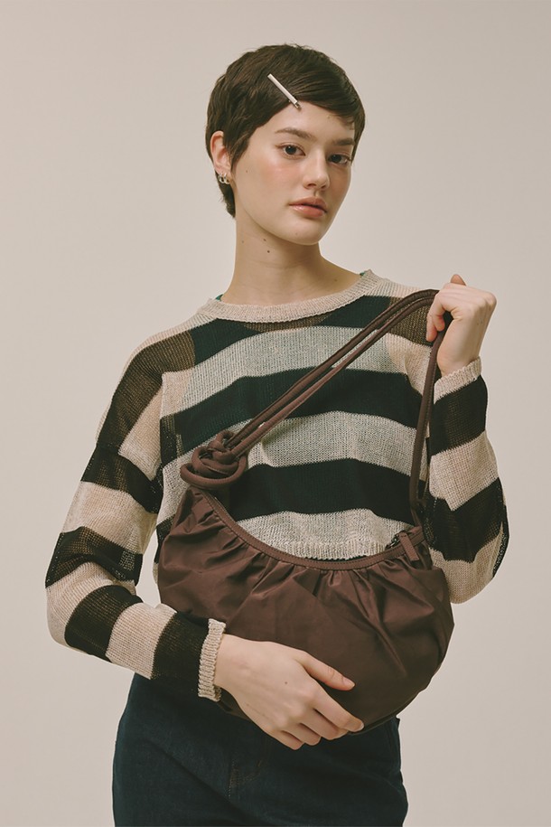 Halfmoon hobo bag(하프문 호보백) 브라운 색상입니다. 나일론과 폴리에스테르 혼방 소재로 제작되었으며, 미디엄 사이즈로 넉넉한 수납공간을 제공합니다. 스트랩 길이 조절이 가능하여 다양한 스타일 연출이 가능하며, 방수 기능으로 실용성을 더했습니다. 데이트룩, 쇼핑룩 등 TPO에 맞춰 캐주얼, 미니멀, 클래식 스타일을 연출하기 좋습니다. 6개월 품질 보증과 더스트백을 포함하여 제공됩니다.
