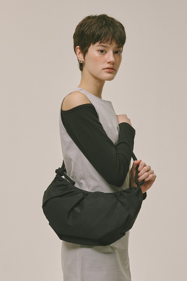 Halfmoon 호보 백 블랙은 여성용 미디엄 사이즈 호보백입니다. 나일론과 폴리에스테르 소재로 제작되었으며, 무지 패턴의 반원 모양 디자인이 특징입니다. 블랙, 블루, 브라운 색상으로 출시되었으며, 스트랩 길이 조절이 가능하여 다양한 스타일 연출이 용이합니다. 더스트백과 로고가 포함되어 있으며, 미니멀, 클래식, 캐주얼 스타일을 선호하는 분들께 데이트룩, 쇼핑룩, 여행룩에 매치하기 좋습니다.
