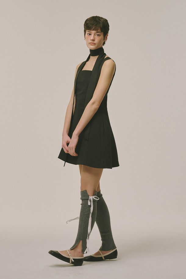 세련된 스퀘어넥 미니 원피스 블랙입니다. 면, 나일론, 폴리우레탄 혼방 소재로 제작되어 부드러우면서도 약간 거친 촉감을 선사하며, 얇은 두께감으로 시원하게 착용 가능합니다. A라인 핏과 미니 기장으로 다리가 길어 보이는 효과를 주며, 민소매 디자인이 시원함을 더합니다. 신축성이 약간 있어 편안한 착용감을 제공하며, 비침 걱정 없이 데이트룩, 카페룩, 겨울 데일리룩 등 다양한 TPO에 맞춰 미니멀하고 클래식한 스타일을 연출할 수 있습니다. 무지 디자인으로 어떤 아이템과도 쉽게 매치하여 베이직한 스타일을 완성해보세요.
