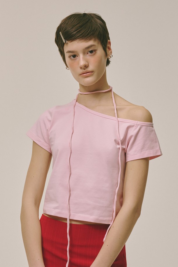 핑크 컬러의 오프숄더 티셔츠입니다. 면과 스판덱스 혼방 소재로 제작되어 부드러운 촉감과 편안한 착용감을 선사합니다. 앞부분이 짧게 디자인된 크롭 기장이며, 비대칭 소매 디자인이 특징입니다. 캐주얼, 미니멀, 걸리시 스타일을 좋아하시는 여성분들께 데이트룩, 카페룩, 쇼핑룩 등 다양한 상황에 맞춰 추천합니다. 신축성이 있어 활동성이 좋고, 비침 걱정 없이 착용할 수 있습니다.
