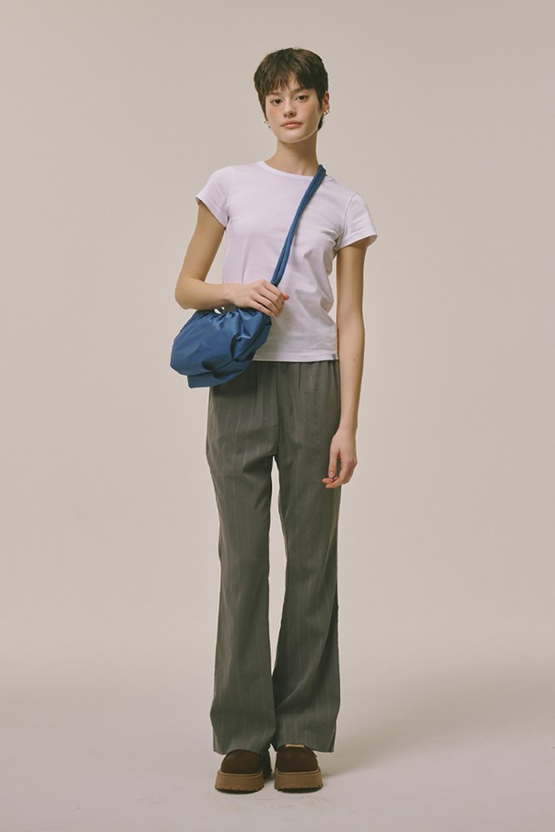 Halfmoon hobo bag Blue (하프문 호보 백 블루)는 여성용 미디엄 사이즈 호보백입니다. 블루, 브라운, 블랙 세 가지 색상으로 출시되었으며, 나일론과 폴리에스테르 소재로 제작되어 튼튼합니다. 스트랩 길이 조절이 가능하며, 더스트백이 포함되어 있어 보관이 용이합니다. 반원 모양에 무지 디자인으로, 미니멀, 캐주얼, 클래식 스타일의 데이트룩 및 쇼핑룩에 잘 어울립니다.
