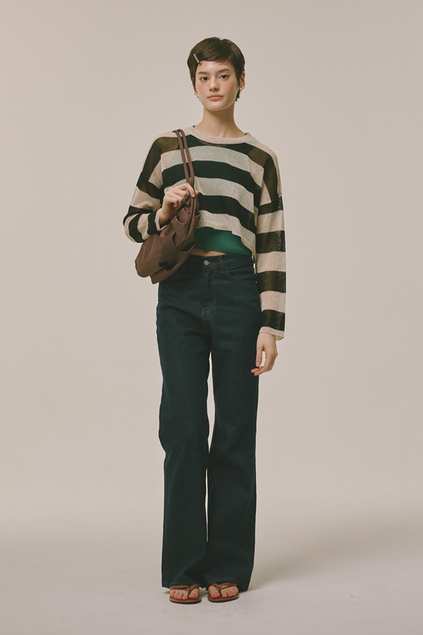 Halfmoon hobo bag(하프문 호보백) 브라운 색상입니다. 나일론과 폴리에스테르 혼방 소재로 제작되었으며, 미디엄 사이즈로 넉넉한 수납공간을 제공합니다. 스트랩 길이 조절이 가능하여 다양한 스타일 연출이 가능하며, 방수 기능으로 실용성을 더했습니다. 데이트룩, 쇼핑룩 등 TPO에 맞춰 캐주얼, 미니멀, 클래식 스타일을 연출하기 좋습니다. 6개월 품질 보증과 더스트백을 포함하여 제공됩니다.
