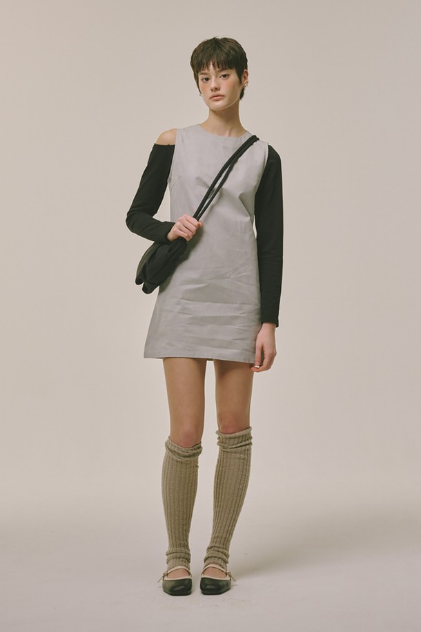 Halfmoon 호보 백 블랙은 여성용 미디엄 사이즈 호보백입니다. 나일론과 폴리에스테르 소재로 제작되었으며, 무지 패턴의 반원 모양 디자인이 특징입니다. 블랙, 블루, 브라운 색상으로 출시되었으며, 스트랩 길이 조절이 가능하여 다양한 스타일 연출이 용이합니다. 더스트백과 로고가 포함되어 있으며, 미니멀, 클래식, 캐주얼 스타일을 선호하는 분들께 데이트룩, 쇼핑룩, 여행룩에 매치하기 좋습니다.
