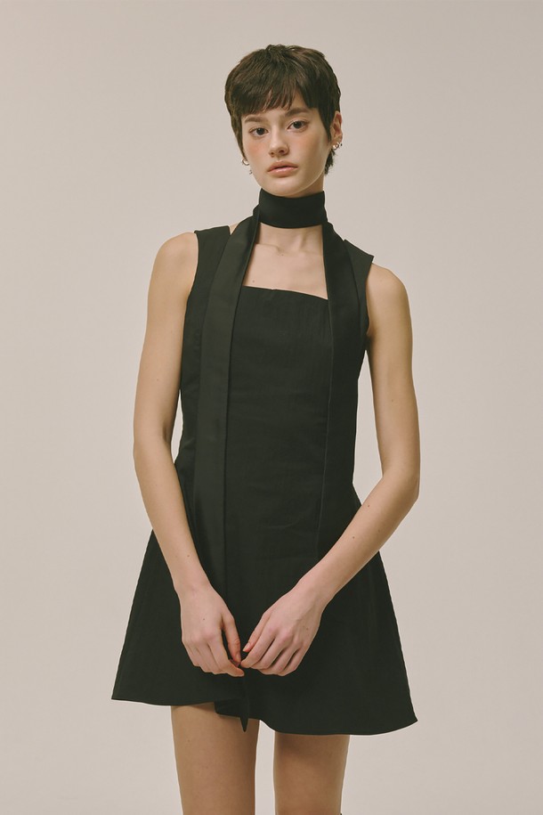 세련된 스퀘어넥 미니 원피스 블랙입니다. 면, 나일론, 폴리우레탄 혼방 소재로 제작되어 부드러우면서도 약간 거친 촉감을 선사하며, 얇은 두께감으로 시원하게 착용 가능합니다. A라인 핏과 미니 기장으로 다리가 길어 보이는 효과를 주며, 민소매 디자인이 시원함을 더합니다. 신축성이 약간 있어 편안한 착용감을 제공하며, 비침 걱정 없이 데이트룩, 카페룩, 겨울 데일리룩 등 다양한 TPO에 맞춰 미니멀하고 클래식한 스타일을 연출할 수 있습니다. 무지 디자인으로 어떤 아이템과도 쉽게 매치하여 베이직한 스타일을 완성해보세요.
