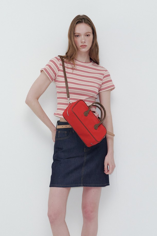 "바게트 벤토 백"은 세련된 여성들을 위한 미디엄 사이즈의 사각 벤토 백입니다. 레드와 브라운의 투톤 컬러 배색이 돋보이며, 무지 디자인으로 어떤 스타일에도 잘 어울립니다. 클래식, 미니멀, 시크 스타일을 추구하는 분들께 데이트룩, 모임룩, 오피스룩 등 다양한 TPO에 활용 가능합니다. 지퍼형 잠금 방식으로 내용물을 안전하게 보호하며, 바게트 스타일의 탑핸들 디자인으로 세련된 포인트를 더했습니다.
