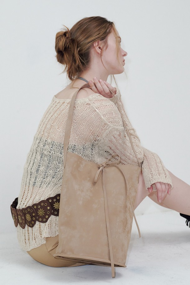 모카 무스 컬러의 버킷백입니다. 폴리우레탄과 폴리에스터 소재로 제작되었으며, 미디엄 사이즈로 데이트룩, 쇼핑룩, 카페룩 등 다양한 TPO에 활용하기 좋습니다. 미니멀, 클래식, 캐주얼 스타일을 연출하기에 좋으며, 무지 디자인으로 심플함을 더했습니다. 조임용 끈으로 간편하게 여닫을 수 있으며, 78cm 길이의 스트랩과 금속 부자재, 방수 기능 및 더스트백을 포함하여 실용성을 높였습니다.
