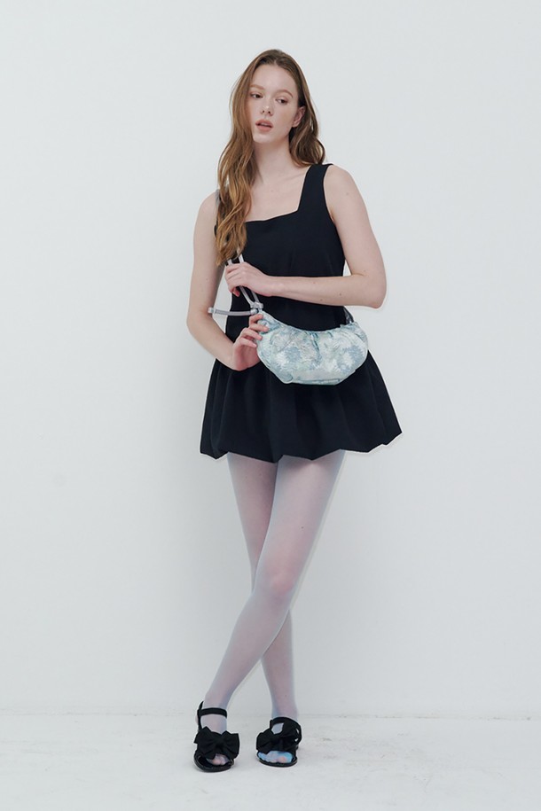 미니 반달 백 블루는 여성용 가방으로, 미니멀, 클래식, 시크한 스타일을 연출하기에 적합합니다. 데이트룩, 모임룩, 소개팅룩 등 다양한 TPO에 매치하여 세련된 분위기를 더할 수 있습니다. 무지 디자인에 반원 모양으로, 크로스백 또는 숄더백으로 활용 가능한 실용적인 아이템입니다.
